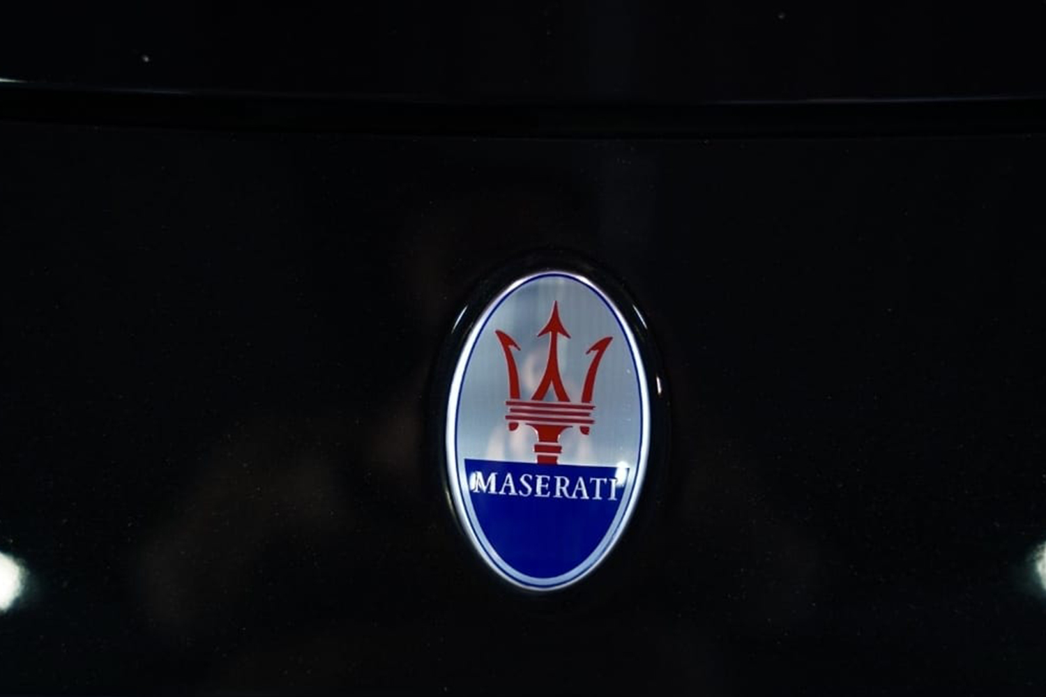 Maserati_Ghibli_3_V6_SQ4_Gran_Sport_detail_logo