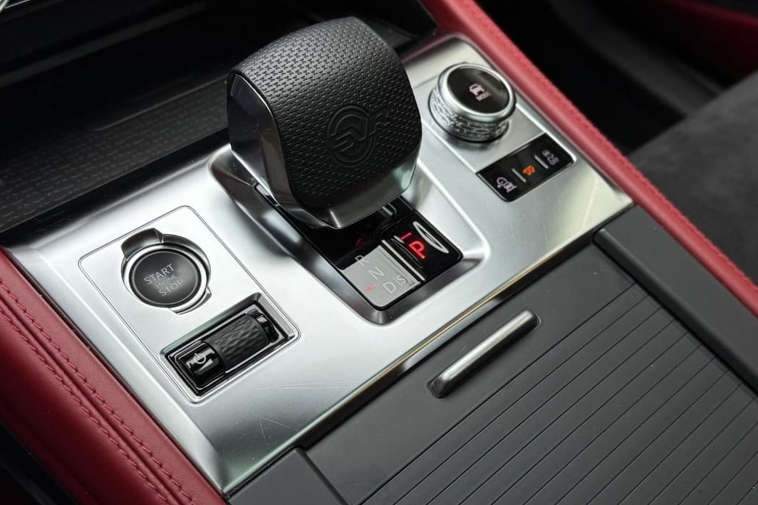 jaguar_f-pace_inside_detail